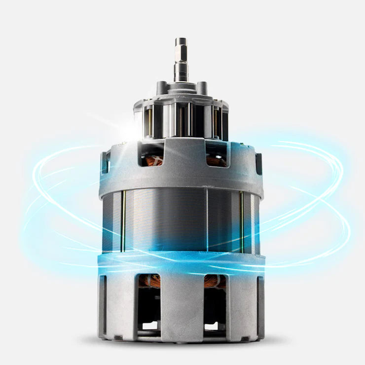 Frontale Studioaufnahme des robusten gewerblichen Induktionsmotor-Kerns für die Kuvings CS600 Chef Slow Juicer, die sein Metallgehäuse und die Kupferwicklungen zeigt, umgeben von einem leuchtenden blauen Lichtring-Grafik, die Rotation und Leistung darstellt.